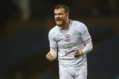 Barnsley 'den Nicky Cadden, 23 Ocak 202' de İngiltere 'nin Oxford Stadyumu' nda oynanan Oxford United-Barnsley maçında Barnsley 'in 0-1 kazanması sonrasında taraftarlarıyla kutlama yapıyor.
