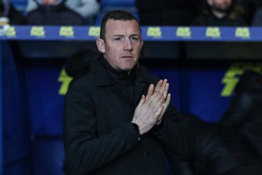 Neill Collins Barnsley teknik direktörü, 23 Ocak 202 'de İngiltere' nin Kassam Stadyumu 'nda oynanan ve Oxford United' ın Barnsley 'e karşı oynadığı Sky Bet 1 karşılaşmasında gezgin taraftarları alkışlıyor.