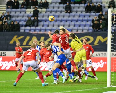 Wycombe Wanderers takımından Maksymilian Stryjek, Wigan Athletic 'e karşı Wigcombe Wanderers maçında 23 Ocak 202' de Wigan, İngiltere 'deki Wigan Stadyumu' nda köşedeki bir topa yumruk attı.