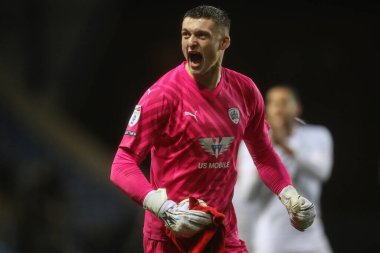 Barnsley 'li Liam Roberts, 23 Ocak 202' de İngiltere 'nin Oxford Stadyumu' nda oynanan Sky Bet 1 karşılaşmasında Barnsley 'nin kazandığı 0-1' lik maçı seyircileriyle kutluyor.