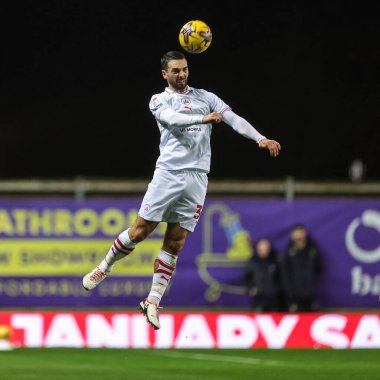Barnsley 'li Adam Phillips, 23 Ocak 202' de İngiltere 'nin Kassam Stadyumu' nda oynanan Oxford United - Barnsley maçında yüksek topu kazanmak için sıçradı.