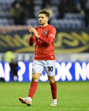 Wycombe Wanderers takımından Luke Leahy, 23 Ocak 202 'de İngiltere' nin Wigan Stadyumu 'nda oynanan Wigan Athletic-Wycombe Wanderers maçında taraftarlarını tam zamanlı alkışlıyor.