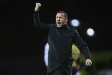 Neill Collins Barnsley teknik direktörü, 11 Ocak 202 'de İngiltere' nin Oxford Stadyumu 'nda oynanan Sky Bet 1 karşılaşmasında Barnsley' in kazandığı 0-1 'lik maç sonrasında havayı yumrukluyor.