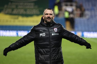 Martin Devaney, 23 Ocak 202 'de İngiltere' nin Kassam Stadyumu 'nda oynanan ve Oxford United' ın Barnsley 'e karşı oynadığı Sky Bet 1 karşılaşmasında kazandığı galibiyeti kutluyor.