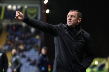 Neill Collins Barnsley 'in baş antrenörü, 23 Ocak 202' de İngiltere 'nin Kassam Stadyumu' nda oynanan Oxford United-Barnsley maçında talimatları verirken tepki gösterdi.