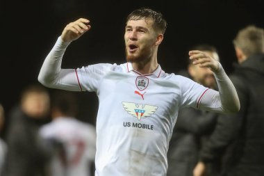 Barnsley 'den John Mcatee, 11 Ocak 202' de İngiltere 'nin Kassam Stadyumu' nda oynanan 1 'nci Gökyüzü İddia Ligi karşılaşmasında kazandığı 0-1' lik galibiyet sonrasında havayı yumrukluyor.