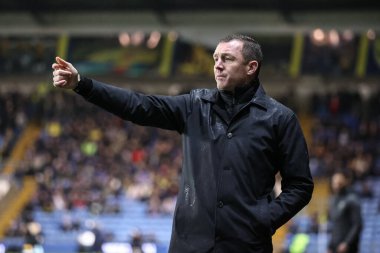 Neill Collins Barnsley 'in baş antrenörü, 23 Ocak 202' de İngiltere 'nin Kassam Stadyumu' nda oynanan Oxford United-Barnsley maçında talimatları verirken tepki gösterdi.