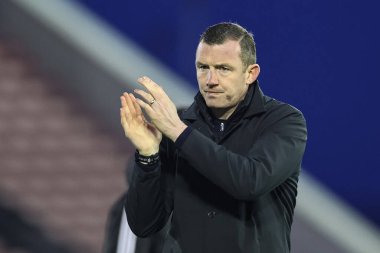 Neill Collins Barnsley teknik direktörü 27 Ocak 202 'de İngiltere' nin Oakwell kentinde oynanan Sky Bet 1 karşılaşmasında taraftarları alkışlıyor.