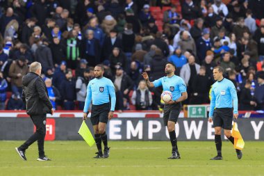 Sheffield United Teknik Direktörü Chris Wilder, Sheffield United ve Hove Albion 'ın Bramall Lane, Sheffield, United' daki dördüncü tur karşılaşmasında aldığı kararları protesto etmek için devre arasında hakem Sunny Singh Gill 'e koştu. 