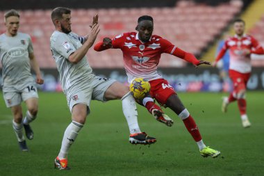 Barnsley 'den Devante Cole ve Exeter City' den Pierce Sweeney 27 Ocak 202 'de Oakwell, Barnsley, İngiltere' de oynanan Sky Bet 1 maçı sırasında top için mücadele ettiler.
