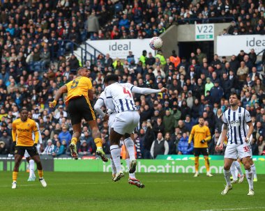 Wolverhampton Wanderers takımından Mario Lemina, 28 Ocak 202 'de Birleşik Krallık' ın başkenti West Bromwich 'te oynanan dördüncü tur müsabaka Batı Bromwich Albion-Wolverhampton Wanderers maçında kaleye doğru ilerliyor.