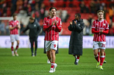 Bristol City 'den Harry Cornick, Birleşik Krallık' ın başkenti Bristol 'da oynanan dördüncü tur Bristol City - Nottingham Ormanı karşılaşması sonrasında, Emirlikler Kupası' nın seyyar taraftarlarını alkışlıyor.