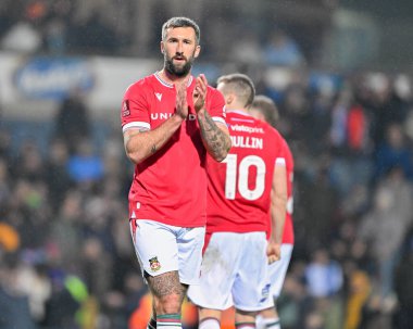 Wrexham 'dan Ollie Palmer, Birleşik Krallık' ın Blackburn kentinde oynanan dördüncü tur Blackburn Rovers vs Wrexham karşılaşmasında taraftarlarını tam zamanlı alkışlıyor.