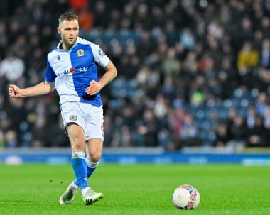 Blackburn Rovers takımından Sondre Tronstad, Birleşik Krallık 'ın Blackburn kentinde oynanan dördüncü tur Blackburn Rovers - Wrexham maçında pas verdi.