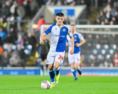 Blackburn Rovers takımından Andy Moran, Birleşik Krallık 'ın Blackburn kentinde oynanan dördüncü tur Blackburn Rovers - Wrexham karşılaşmasında topu ileri atıyor.