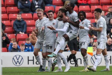 Exeter City 'den Reece Cole 27 Ocak 202' de Oakwell, Barnsley, İngiltere 'de oynanan Sky Bet 1 karşılaşmasında 0-2' lik galibiyet golünü kutluyor.