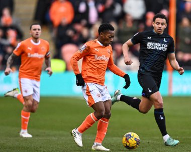 Blackpool 'dan Karamoko Dembl, 21 Ocak 2024' te Bloomfield Road, Blackpool, İngiltere 'de oynanan Blackpool-Charlton Atletizm karşılaşmasında topla bir çıkış yaptı.