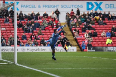 Barnsley 'den Liam Roberts topu Exeter City' den Reece Cole 'un 27 Ocak 202' de Oakwell, Barnsley, İngiltere 'de oynanan Sky Bet 1 maçı sırasında attığı golü izliyor.