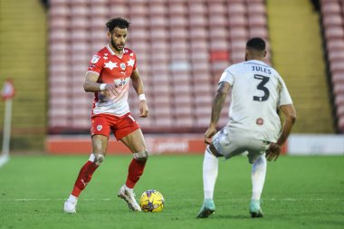 Barnsley 'li Barry Cotter topu Exeter City' den Zak Jules 'un 27 Ocak 202' de Oakwell, Barnsley, İngiltere 'de oynanan Sky Bet Lig 1 maçı sırasında yaptığı baskılar sırasında tutuyor.