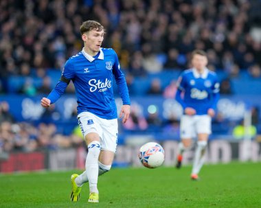 Everton 'dan James Garner, 27 Ocak 202 tarihinde İngiltere' nin Liverpool kenti Goodison Park 'ta oynanan dördüncü tur müsabakasında topu ileri atıyor.