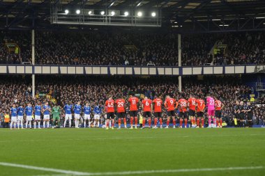 Her iki takım da, 27 Ocak 202 'de Goodison Park, Liverpool, İngiltere' de oynanan dördüncü tur müsabaka Everton-Luton Town karşılaşmasından kısa bir süre önce hayatını kaybeden Everton oyuncusu John Hurst 'ü alkışlıyor.