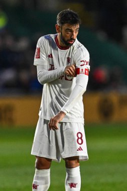 Manchester United takımından Bruno Fernandes, 28 Ocak 202 'de İngiltere' nin Newport kentinde oynanan dördüncü tur karşılaşmasında FA Cup kaptanları kol bandını düzeltti.