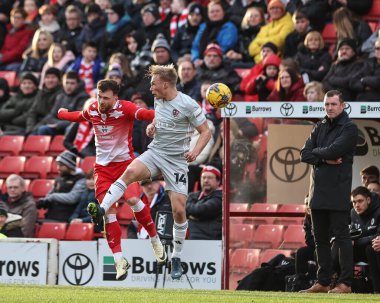 Barnsley 'den Nicky Cadden, 27 Ocak 202' de İngiltere 'nin Oakwell kentinde oynanan Sky Bet 1 karşılaşmasında Exeter City' li Ilmari Niskanen 'den yüksek topu almak için sıçradı.