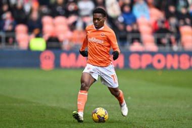Blackpool 'dan Karamoko Dembl, 21 Ocak 2024' te Bloomfield Road, Blackpool, İngiltere 'de oynanan Blackpool-Charlton Atletizm karşılaşmasında topla bir çıkış yaptı.
