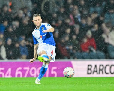 Blackburn Rovers takımından Sondre Tronstad, Birleşik Krallık 'ın Blackburn kentinde oynanan dördüncü tur Blackburn Rovers - Wrexham maçında pas verdi.
