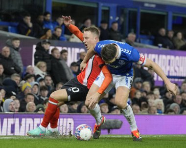 Everton 'dan James Tarkowski, 27 Ocak 202' de Goodison Park, Liverpool 'da oynanan dördüncü tur Dünya Kupası karşılaşmasında Luton Town' dan Cauley Woodrow ile birlikte top için yarışıyor.