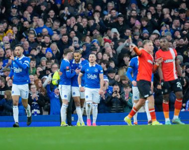 Everton 'dan Jack Harrison, 27 Ocak 202 tarihinde İngiltere' nin Liverpool kenti Goodison Park 'ta oynanan dördüncü tur müsabakasında 1-1' lik galibiyet golünü kutluyor.