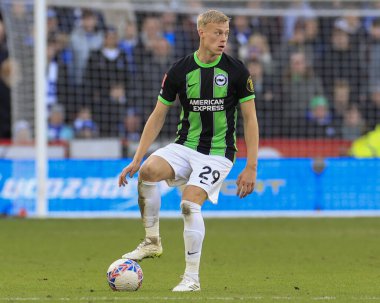 Brighton & Hove Albion takımından Jan Paul van Hecke, Birleşik Krallık 'ın başkenti Sheffield Lane' de düzenlenen dördüncü tur müsabaka Sheffield United ve Hove Albion maçında topu kontrol ediyor.