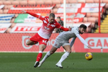 Barnsley 'den Max Watters ve Exeter City' den Reece Cole 27 Ocak 202 'de Oakwell, Barnsley, İngiltere' de oynanan Sky Bet League 1 karşılaşmasında top için mücadele ettiler.