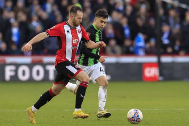 Sheffield United takımından Rhys Norrington-Davies ve Brighton & Hove Albion takımından Facundo Buonanotte, Birleşik Krallık 'ın Bramall Lane kentinde oynanan ve Sheffield United' ın Brighton ve Hove Albion 'a karşı oynadığı dördüncü tur karşılaşmasında top için mücadele ediyorlar.,