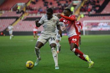 Exeter City 'den Cheick Diabat ve Barnsley' den Devante Cole 27 Ocak 2024 'te Oakwell, Barnsley, İngiltere' de oynanan Sky Bet 1 karşılaşmasında top için savaştılar.