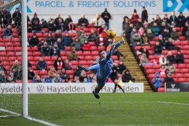 Barnsley 'den Liam Roberts topu Exeter City' den Reece Cole 'un 27 Ocak 202' de Oakwell, Barnsley, İngiltere 'de oynanan Sky Bet 1 maçı sırasında attığı golü izliyor.