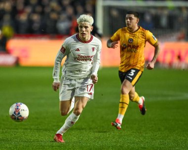 Manchester United takımından Alejandro Garnacho, 28 Ocak 202 tarihinde Birleşik Krallık 'ın Newport kentinde oynanan dördüncü tur karşılaşması Newport County - Manchester United maçında topa vuruyor.