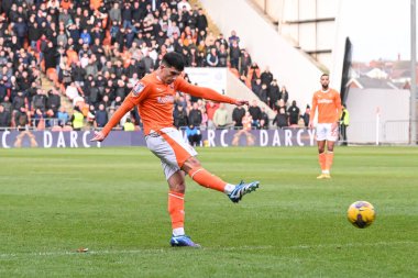 Blackpool 'dan Albie Morgan, 27 Ocak 202' de Bloomfield Road, Blackpool 'da oynanan Blackpool - Charlton Atletizm karşılaşmasında kalede şut çekiyor.