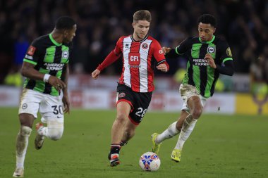Sheffield United 'tan James McAtee, Birleşik Krallık' ın Sheffield Lane, Sheffield, İngiltere 'de oynanan dördüncü tur karşılaşmasında Brighton & Hove Albion takımından Joao Pedro' yu geçiyor.