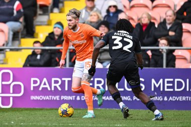 Blackpool 'dan Hayden Coulson, Charlton Athletic takımından Nathan Asiimwe' yi 27 Ocak 202 'de Bloomfield Road, Blackpool' da Blackpool Charlton Athletic maçında yendi.