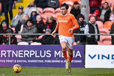 Blackpool 'dan Kyle Joseph, 21 Ocak 202' de Bloomfield Road, Blackpool 'da oynanan Blackpool - Charlton Atletizm maçında topa vuruyor.
