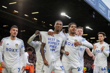 Leeds United takımından Jaidon Anthony, Leeds Road, Leeds, İngiltere 'de oynanan dördüncü tur müsabakasında annesine verdiği mesajı ve takım arkadaşlarıyla yaptığı golü kutluyor.