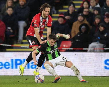 Sheffield United 'tan Ben Brereton Diaz, Birleşik Krallık' ın Sheffield Lane, Sheffield, İngiltere 'de oynanan dördüncü tur müsabakasında Brighton & Hove Albion takımından Billy Gilmour' a faul yaptı.