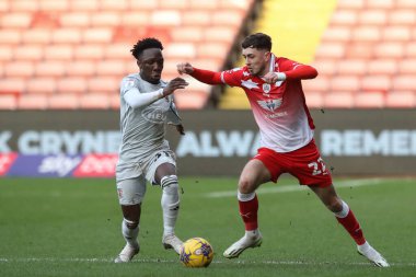 Barnsley 'den Corey O' Keeffe ve Exeter City 'den Vincent Harper 27 Ocak 202' de Oakwell, Barnsley, İngiltere 'de oynanan Sky Bet 1 maçı sırasında top için savaştılar.