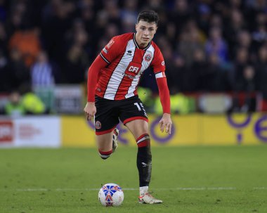 Sheffield United takımından Anel Ahmedhodziç, Birleşik Krallık 'ın başkenti Sheffield Lane' de oynanan dördüncü tur müsabaka Sheffield United ve Hove Albion maçında topla birlikte koşuyor.