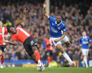 Everton faulleri Luton Town takımından Teden Mengi, Birleşik Krallık, Liverpool 'daki Goodison Park' ta oynanan dördüncü tur müsabakasında dördüncü turda Everton, Luton Town 'a karşı.