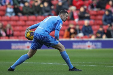 Barnsley 'den Liam Roberts, 27 Ocak 202' de Oakwell, Barnsley, İngiltere 'de oynanan Sky Bet 1 maçında topu defansına atıyor.