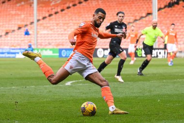 Blackpool takımından CJ Hamilton, 27 Ocak 202 'de Bloomfield Road, Blackpool' da oynanan Blackpool - Charlton Athletic maçında topu geçiyor.