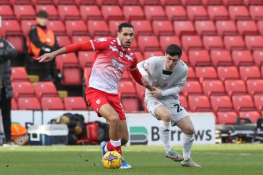 Barnsley 'den Jon Russell ve Exeter City' den Jack Aitchison 27 Ocak 202 'de Oakwell, Barnsley, İngiltere' de oynanan Sky Bet Lig 1 karşılaşmasında top için savaştılar.