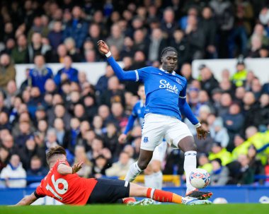 Luton Town 'dan Reece Burke, 27 Ocak 202 tarihinde İngiltere' nin Liverpool kentinde Goodison Park 'ta oynanan dördüncü tur müsabakasında Amadou Onana' yı yendi.
